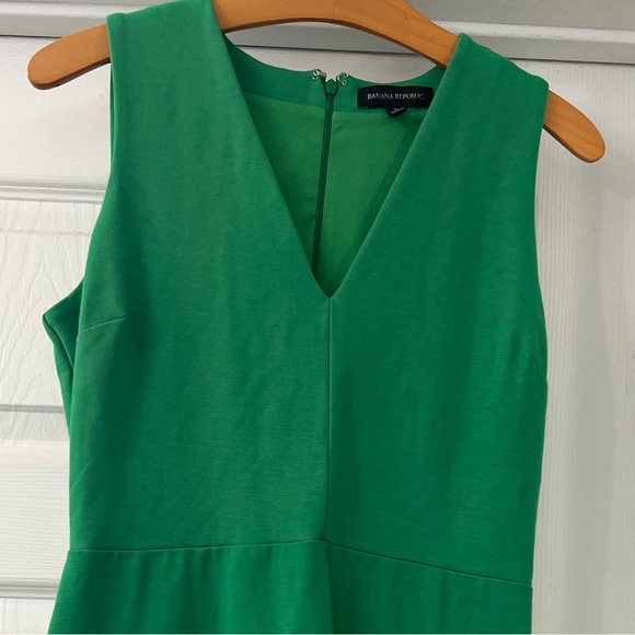 Banana Republic Vibrant Green V Neck Dress Sz 6
Work /Special Occasion - Picture 4 of 6